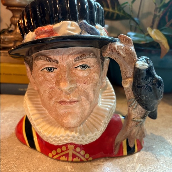 VINTAGE Royal Doulton Character Jug -YEOMAN OF THE GUARD-BEEFEATER #D6873 ~ 7" - Picture 2 of 10